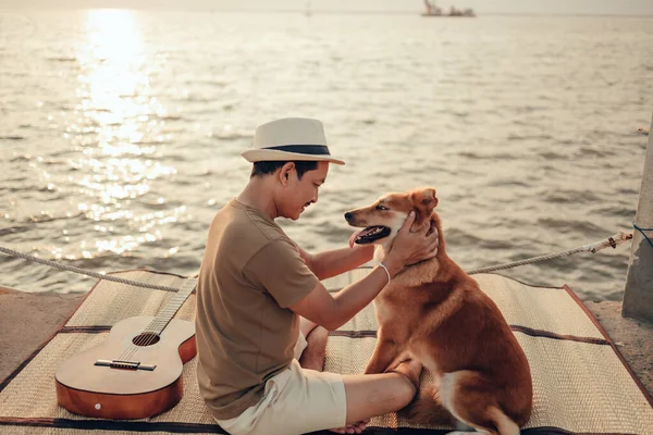 Homem Usa Chapéu Palha Brinca Com Cão Estimação Perto Pôr — Fotografia de Stock