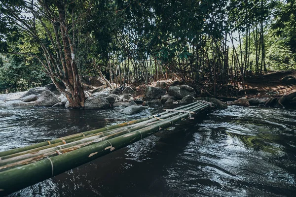 Bambusbrücke Überquert Das Wasser Wasserfall Zeitkonzept Natur Und Entspannung — Stockfoto