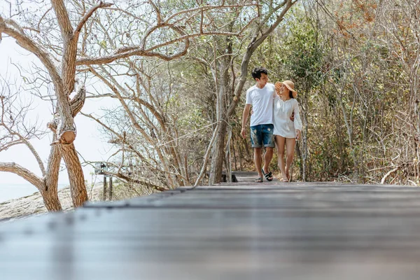 Par Amantes Abrazan Caminan Sobre Puente Madera Bosque Pareja Recién — Foto de Stock