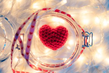 Kavanoz şeklinde kalp ve hafif dekoratif bokeh. Aşk, Sevgililer Günü ve tatil konsepti. 