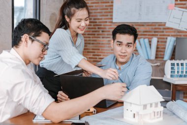 İş adamı ve mimar ev tasarımı, model ve sekreter için planlama ve kontrol toplantıları yapıyorlar. Mimarlık, mühendislik, iş ve medeni konsept.