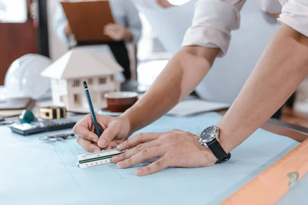 Ingenieure Die Einen Stift Der Hand Halten Zeigen Auf Ein — Stockfoto