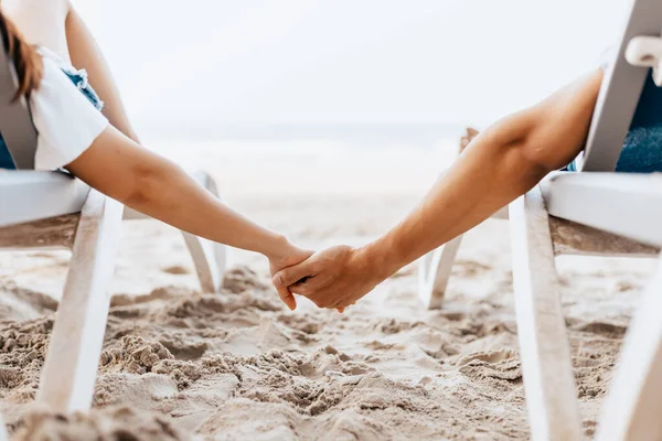 Couple Lovers Sitting Beach Chair Holding Hands Beach Morning Newlywed — Stock Photo, Image