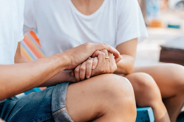 Liebespaar Das Morgens Auf Einem Liegestuhl Strand Händchen Hält Frisch — Stockfoto