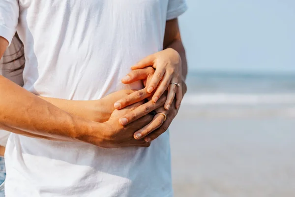 Ein Romantisches Paar Umarmt Sich Sommer Strand Flitterwochen Reisen Urlaub — Stockfoto