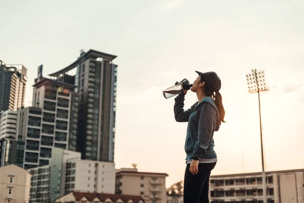 Atleta Donna Assetata Prende Una Pausa Lei Acqua Potabile Dopo — Foto Stock