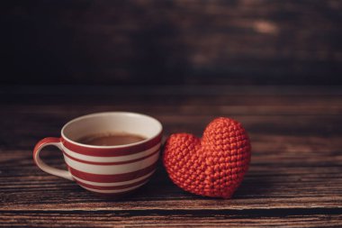 kalp şeklinde ve sehpanın üzerinde kahve.