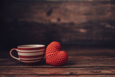 kalp şeklinde ve sehpanın üzerinde kahve.