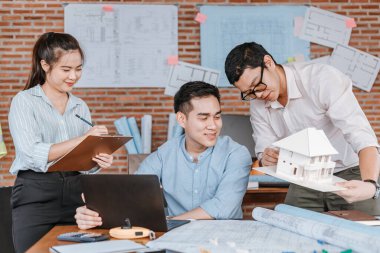 İş adamı ve mimar ev tasarımı, model ve sekreter için planlama ve kontrol toplantıları yapıyorlar. Mimarlık, mühendislik, iş ve medeni konsept.