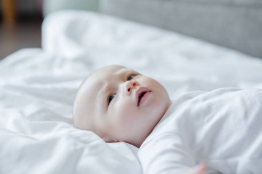 Beyaz yatakta şirin bir bebek. Bebeğim, yeni doğan kavramı.