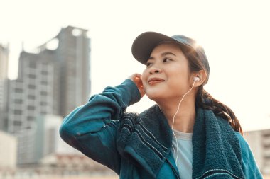 Spor stadyumunda antrenman arasında müzik dinlemek için kulaklıkta spor sağlığı.