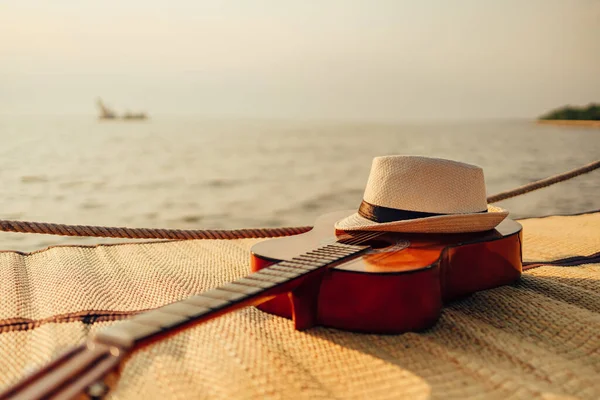 Guitare Chapeau Sur Tapis Roseau Près Mer Coucher Soleil Voyage — Photo