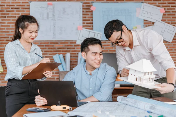 İş adamı ve mimar ev tasarımı, model ve sekreter için planlama ve kontrol toplantıları yapıyorlar. Mimarlık, mühendislik, iş ve medeni konsept.
