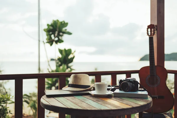 Café Chapeau Paille Appareil Photo Ordinateur Portable Sur Table Station — Photo