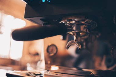 Kahve makinesiyle kahve yapan bir kafe. Kahve hazırlama servisi kavramı.