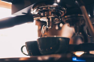 Kahve makinesiyle kahve yapan bir kafe. Kahve hazırlama servisi kavramı.