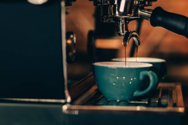 Kahve makinesiyle kahve yapan bir kafe. Kahve hazırlama servisi kavramı.