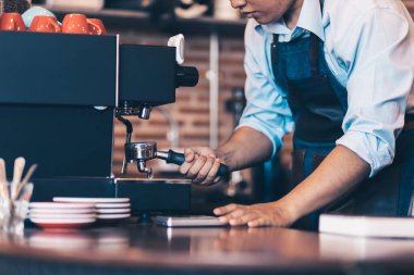 Kahve makinesiyle kahve yapan bir kafe. Kahve hazırlama servisi kavramı.