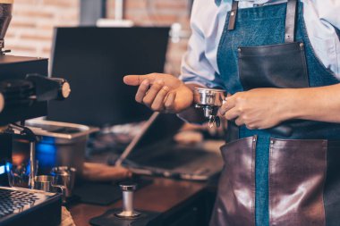 Kahve makinesiyle kahve yapan bir kafe. Kahve hazırlama servisi kavramı.