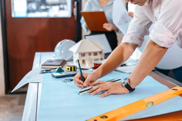 Ingenieure Die Einen Stift Der Hand Halten Zeigen Auf Ein — Stockfoto