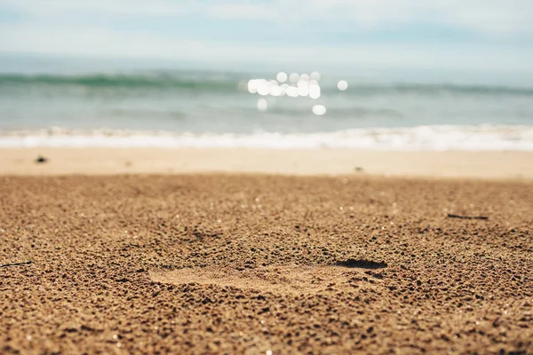 Odciski Stóp Piaszczystej Plaży Podróże Plażowe Koncepcja Powołania — Zdjęcie stockowe