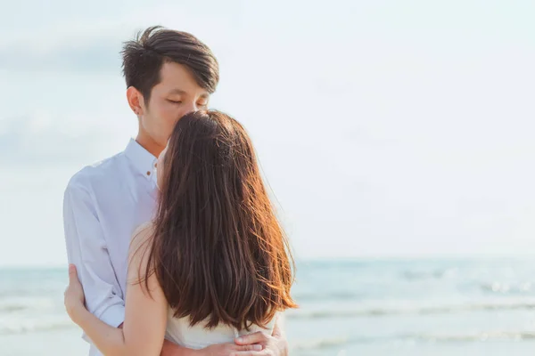爱恋的情侣在沙滩上接吻 爱情旅行的概念 — 图库照片