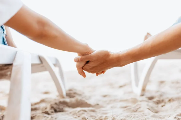 Liebespaar Das Morgens Auf Einem Liegestuhl Strand Händchen Hält Frisch — Stockfoto