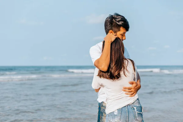 Romantik Çift Yazın Sahilde Birbirlerine Sarılırlar Balayı Seyahat Tatil Yaz — Stok fotoğraf