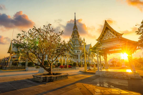 在泰国 在夕阳西下的泰国庙宇 Thon Wara Ram Worawihan Temple Chachoengsao — 图库照片