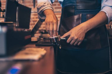 Kahve makinesiyle kahve yapan bir kafe. Kahve hazırlama servisi kavramı.