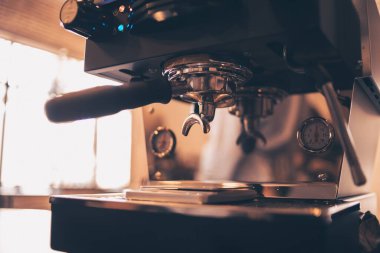 Kahve makinesiyle kahve yapan bir kafe. Kahve hazırlama servisi kavramı.