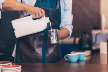 Barista cappuccino yapıyor, barmen kahvecide kahve hazırlıyor. .