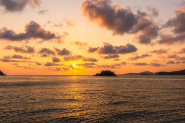 Tropik deniz ve güzel günbatımı. Sahil yolculuğu konsepti.