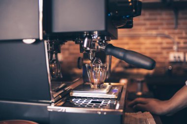 Kahve makinesiyle kahve yapan bir kafe. Kahve hazırlama servisi kavramı.