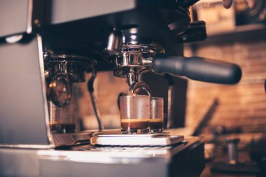 Kahve makinesiyle kahve yapan bir kafe. Kahve hazırlama servisi kavramı.
