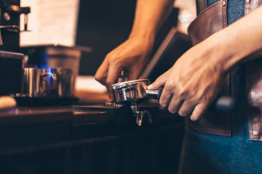 Kahve makinesiyle kahve yapan bir kafe. Kahve hazırlama servisi kavramı.