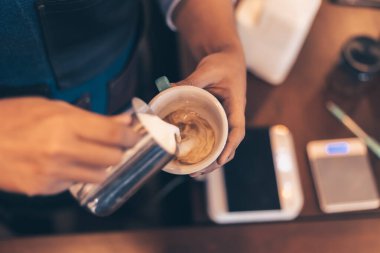 Barista cappuccino yapıyor, barmen kahvecide kahve hazırlıyor. .