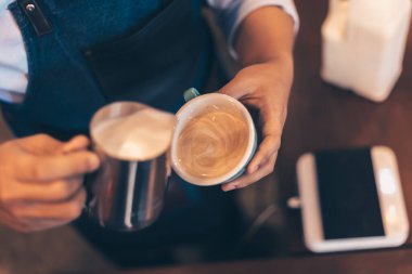 Barista cappuccino yapıyor, barmen kahvecide kahve hazırlıyor. .