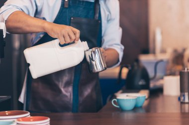 Barista cappuccino yapıyor, barmen kahvecide kahve hazırlıyor. .