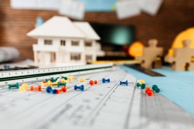 Tasarım planını masaya iğnele. Mimarlık aracı.