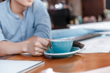 Mimarlık ve bir fincan kahve mühendis Rommm 'daki ofis masasında..