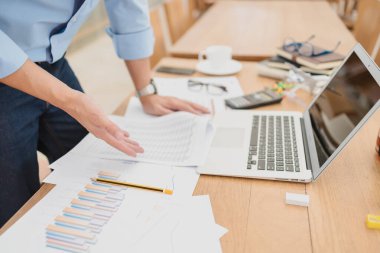 İş muhasebesinin kafası karışmış, anlaşılmaz, anlaşılmaz, fikir ayrılığı veya ofiste çalışma sorunu.