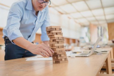 Soyut iş adamları tehlike kulesi inşaatı inşaat koruma planı ve proje denetiminden başarısız oldular.