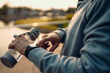 Spor adamı antrenman sırasında ve parkta koşarken Akıllı Saati kontrol ediyor.. 