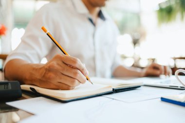 Yönetici işadamı rapor hazırlıyor, dengeyi hesaplıyor. Masadaki gelir tabloları, grafikleri ve verileri analiz etme işi.