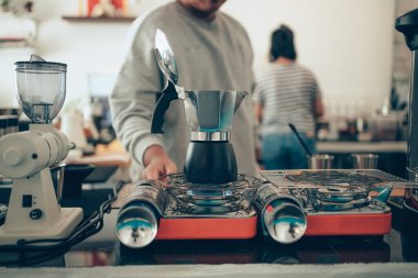 Moka kahve makinesiyle siyah moka kahve yapmak ve ocakta kaynatmak..