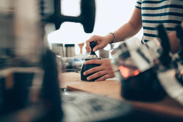 Barista Misura Polvere Caffè Preparazione Caffè Nero Moka Con Moka — Foto Stock