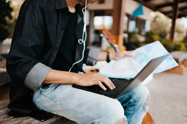 Giovane Asiatico Utilizzando Computer Portatile Lavoro Ricerca Posizione Viaggiare Alla — Foto Stock