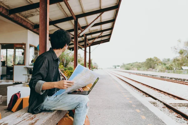 Genç Asyalı Adam Tren Istasyonunda Beklerken Haritayı Kontrol Seyahat Yeri — Stok fotoğraf