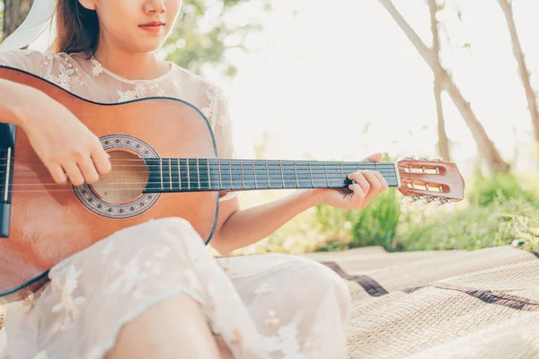 Ragazza Che Suona Chitarra Nella Foresta Hobby Musicale Concetto Picnic — Foto Stock